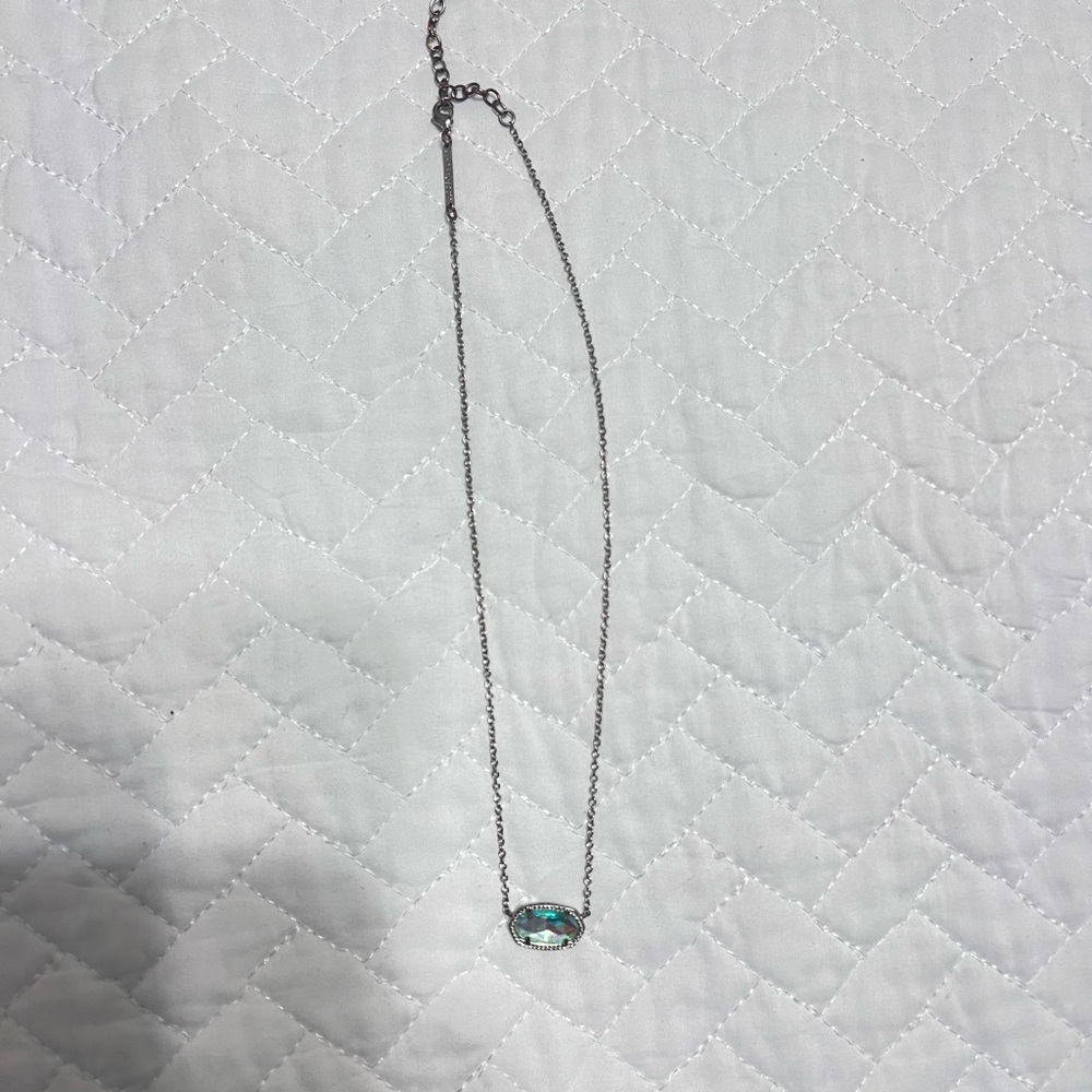 Kendra Scott Elegant Silver Necklace with iridescent Gemstone